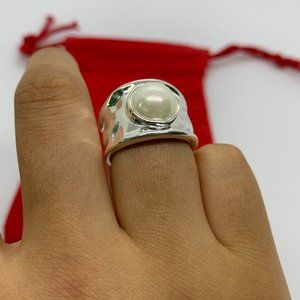 Uno de 50 Silver Ring With a white peal size 8